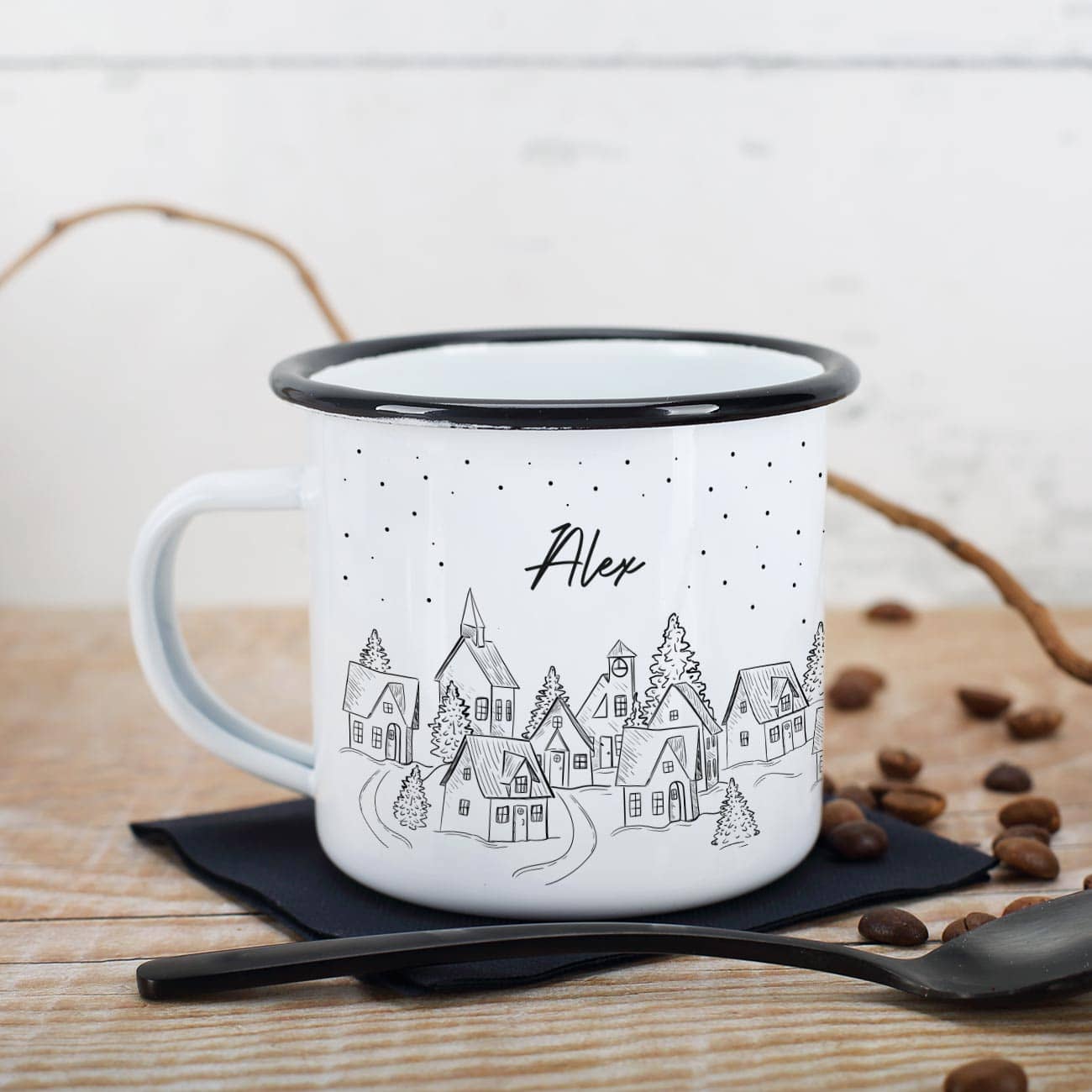 Emailletasse mit schwarzem Tassenrand bedruckt mit verschneiter Stadt und Name