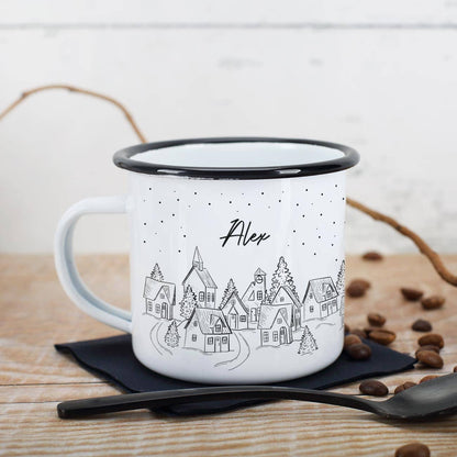 Emailletasse mit schwarzem Tassenrand bedruckt mit verschneiter Stadt und Name