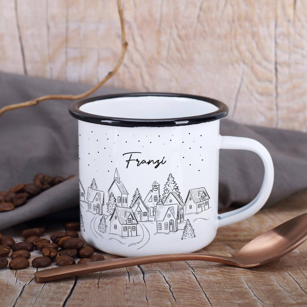 Schlichte Emailletasse mit verschneiter Stadt mit Name personalisiert