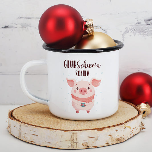 Personalisierte Emailletasse mit Glühschwein-Motiv und Name, Weihnachtstasse für Glühwein in winterlicher Dekoration