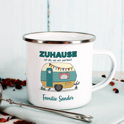 Zuhause ist da, wo wir parken - Emailletasse mit Wohnwagen