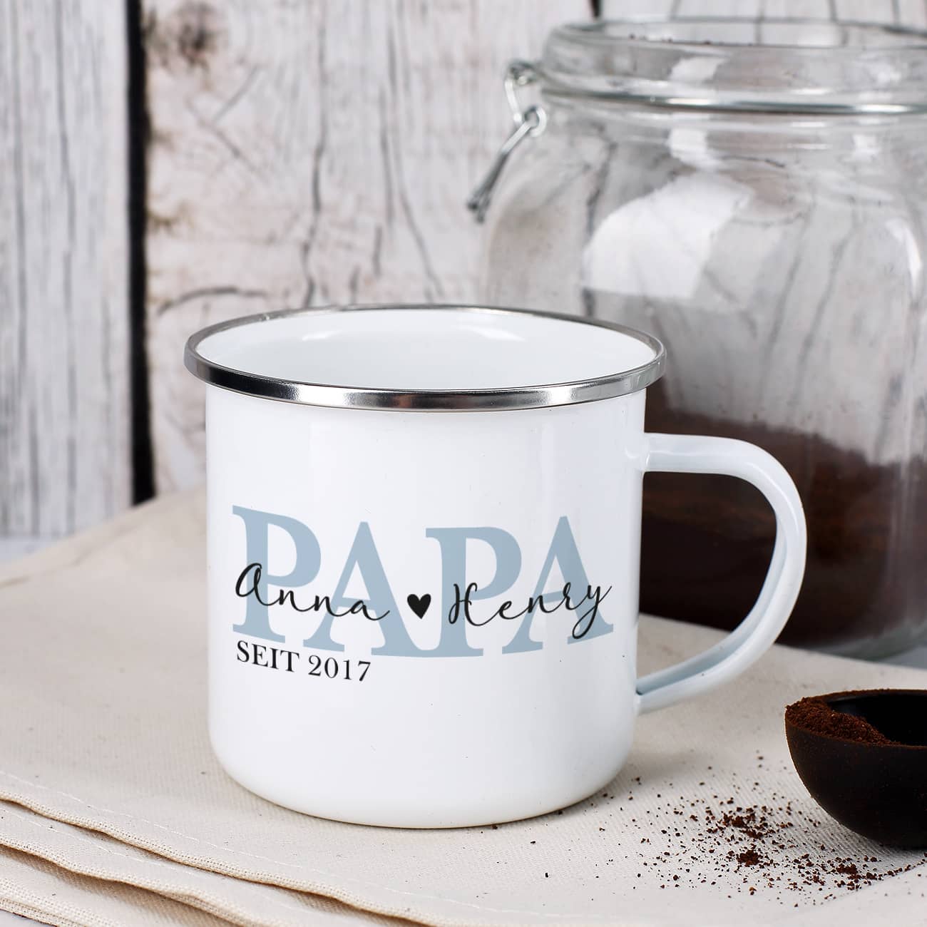 Metalltasse zum Vatertag mit den Namen der Kinder bedruckt