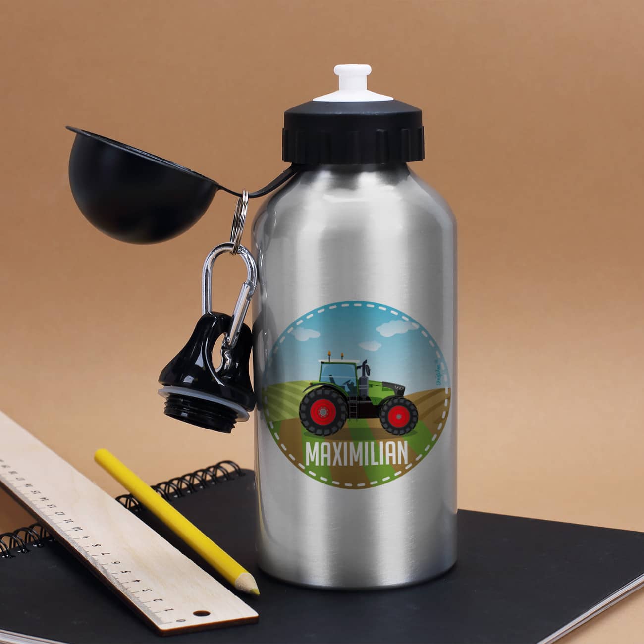 Silberne Trinkflasche mit Treckermotiv und Ihrem Wunschnamen