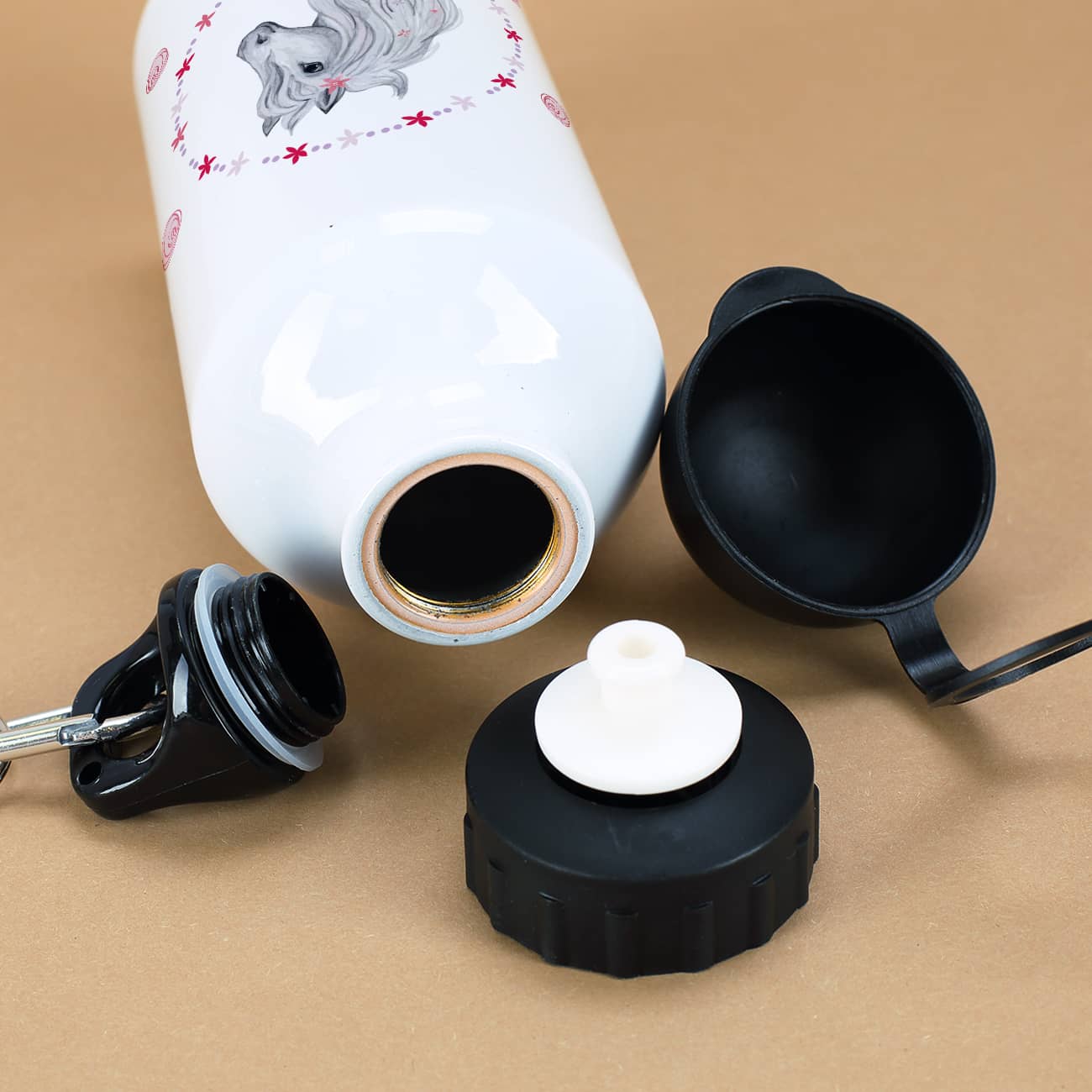 Trinkflasche mit Schimmel, Blüten und Name