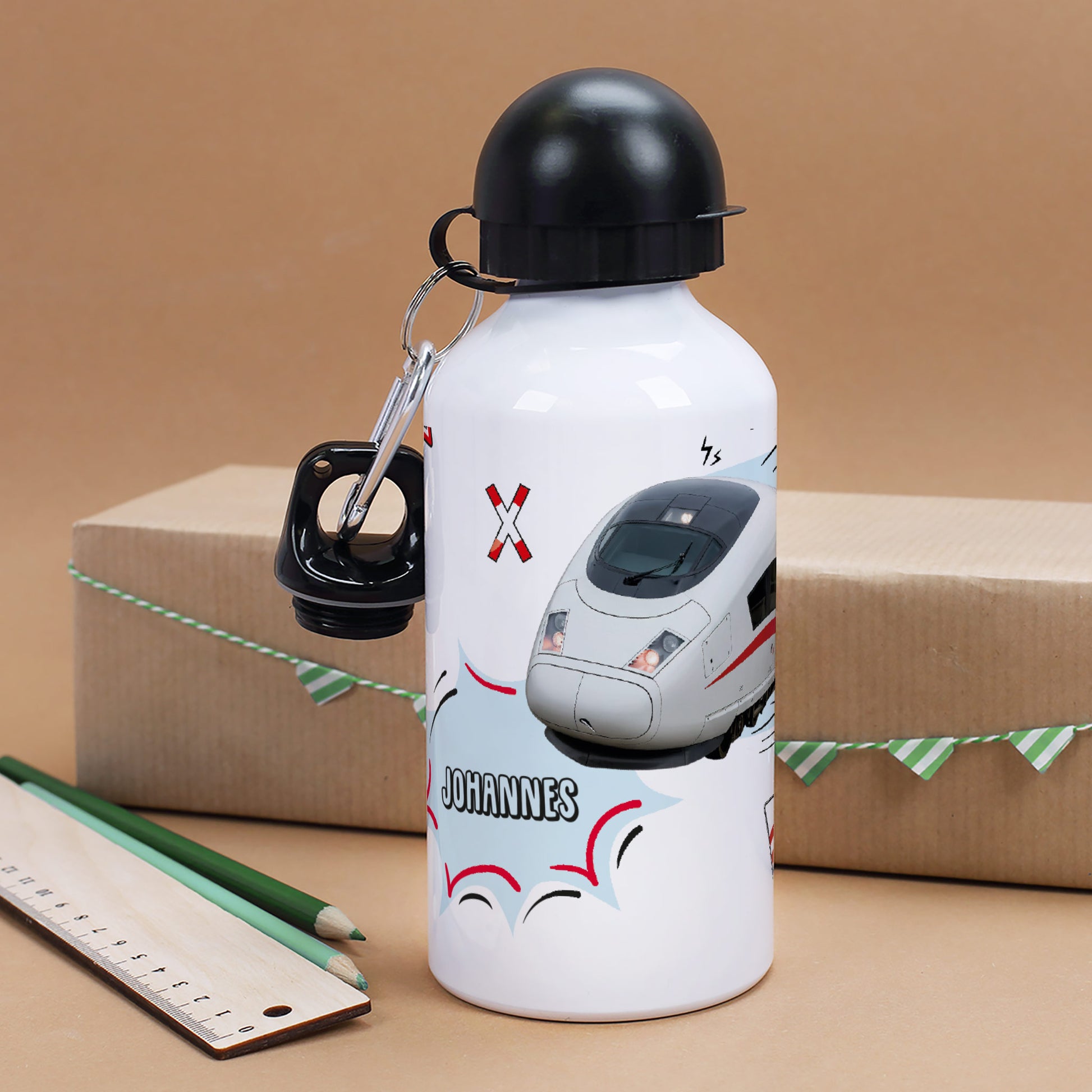Aluminium-Trinkflasche mit ICE-Motiv, personalisiert mit Name, seitlich fotografiert