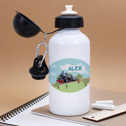 Aluminium-Trinkflasche für Kinder mit Retro-Lok und Name „Alex“, geöffnet mit Trinkaufsatz und Karabinerhaken