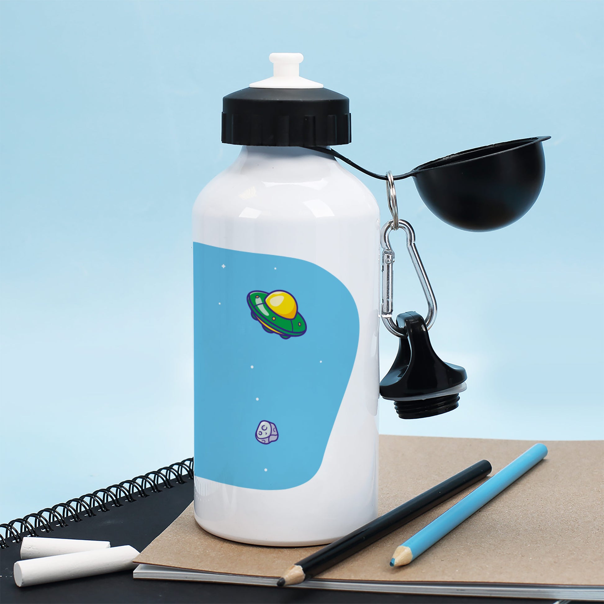 Rückseite der Aluminium-Trinkflasche mit UFO, Mond und Sternen – detailreiches Weltraum-Design für Kinder