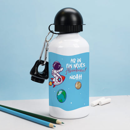 Kinder-Trinkflasche mit Astronautenmotiv und Name auf Schreibtisch – ideal für Einschulung oder Kindergartenstart