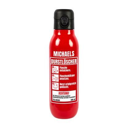 Freigestellte rote Edelstahl-Trinkflasche mit personalisiertem Aufdruck „Michaels Durstlöscher“ und schwarzem Klickverschluss