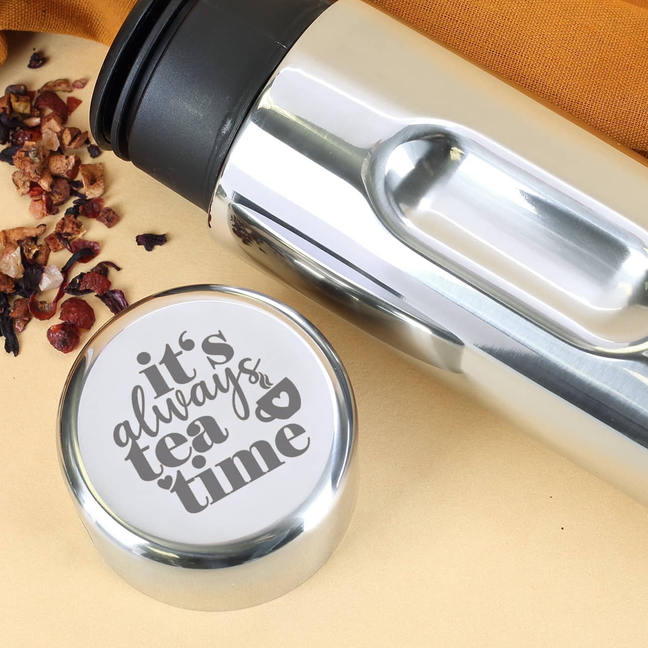 Silberne Thermoskanne mit graviertem Deckel