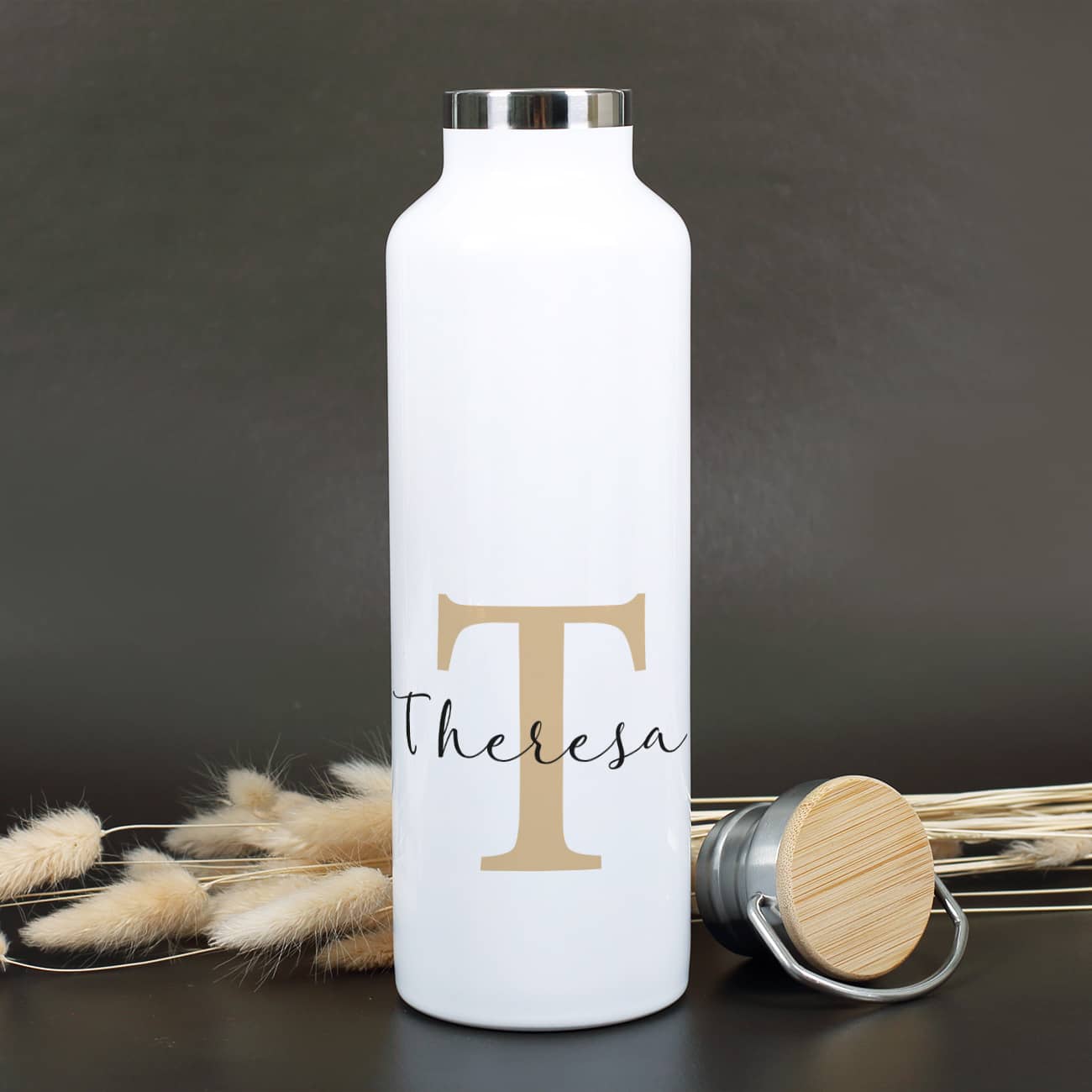 Weiße Thermosflasche mit Name und Initale bedruckt