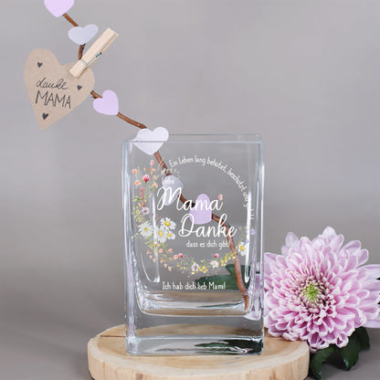 Vase auf Holzbrett mit rosa Papierherzen und Schild „Danke Mama“, daneben Blume – Aufdruck mit Mama-Spruch und persönlichem Text