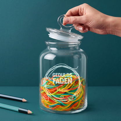 Geduldsfaden Glasdose mit personalisierter Gravur für Stefan und bunten Fruchtgummischnüren