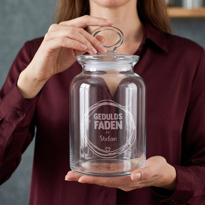 Person hält graviertes Geduldsfaden Vorratsglas mit Name Stefan und Glasdeckel