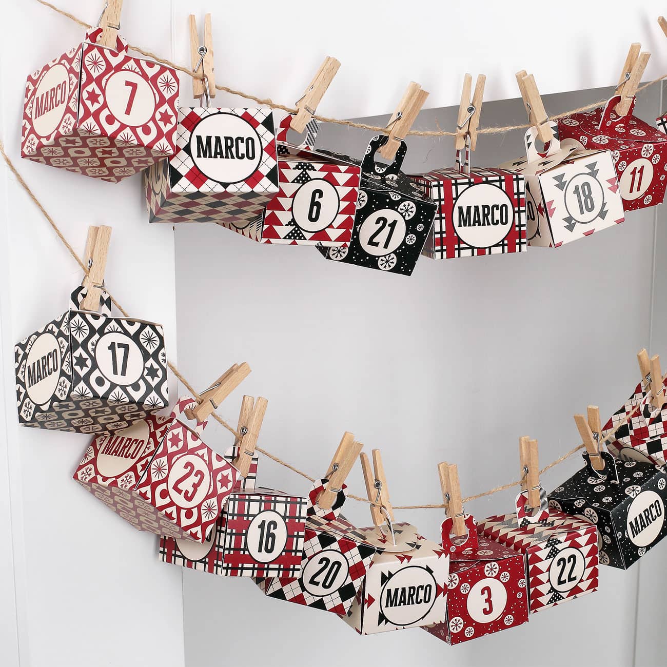 hängender Adventskalender mit verschiedenen Mustern und Name bedruckt