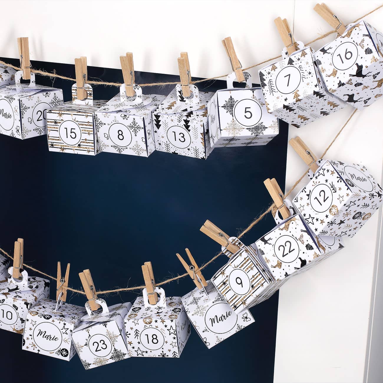 toller DIY-Adventskalender mit Wunschname und goldenen Mustern bedruckt