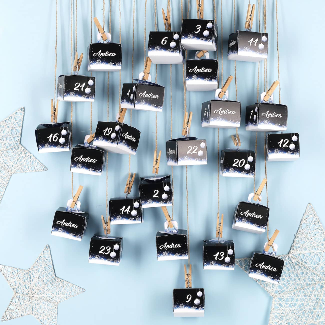 Adventskalender mit blauem Weihnachtsmotiv und Wunschname