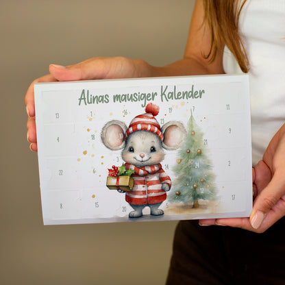 Personalisierter Adventskalender mit Maus Motiv und Wunschtext in der Hand gehalten
