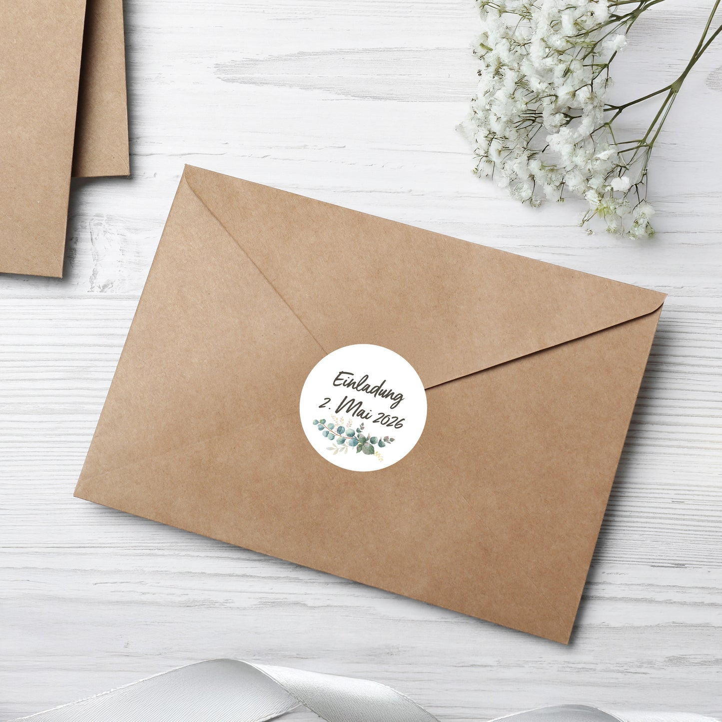 Aufkleber als Siegel auf einem braunen Briefumschlag