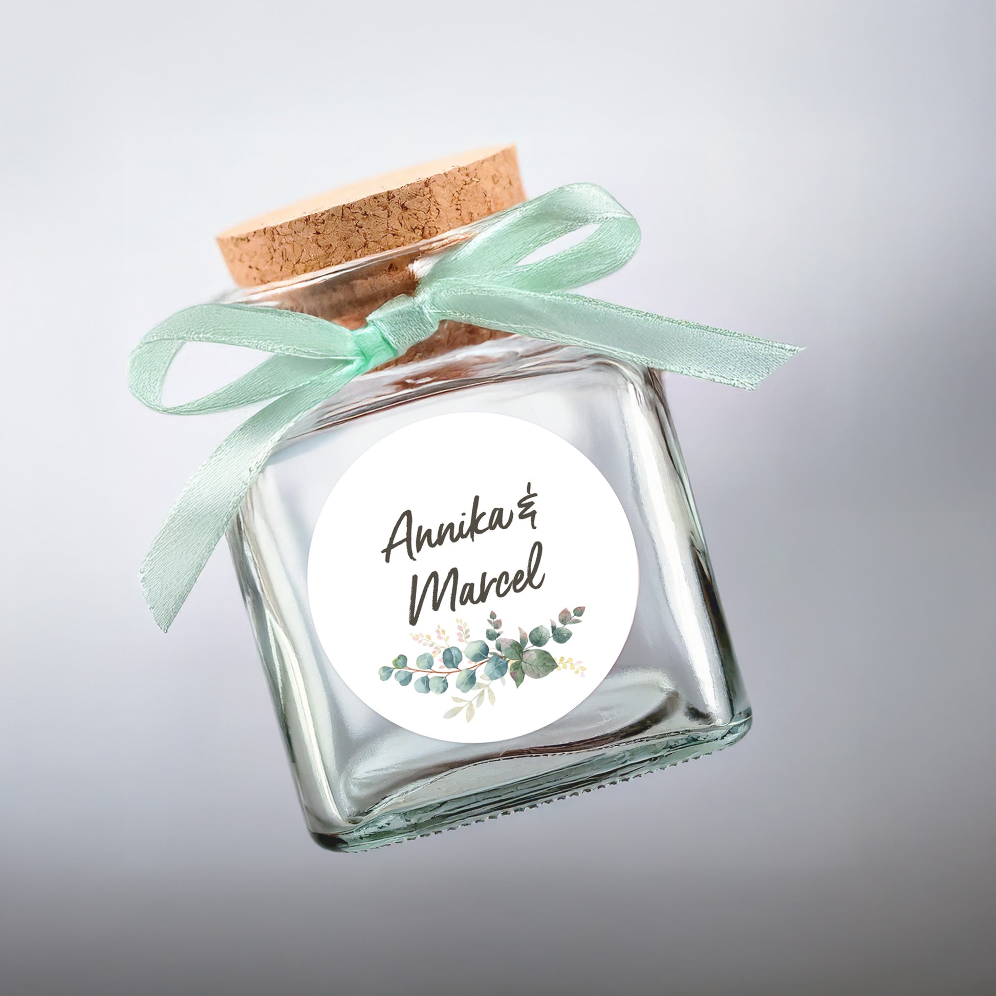 Einsatzbeispiel: Sticker auf Gastgeschenk platziert