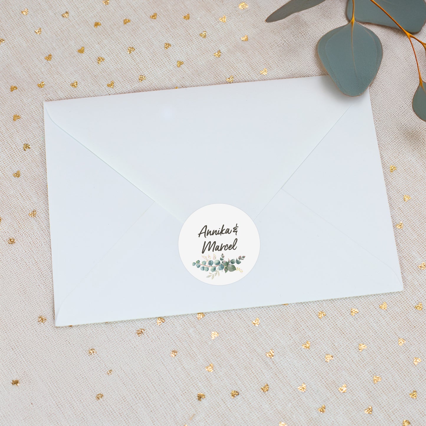 Aufkleber als Siegel auf einem weißen Briefumschlag – elegantes Finish