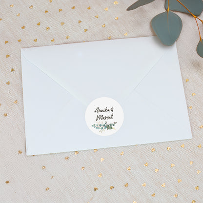 Aufkleber als Siegel auf einem weißen Briefumschlag – elegantes Finish