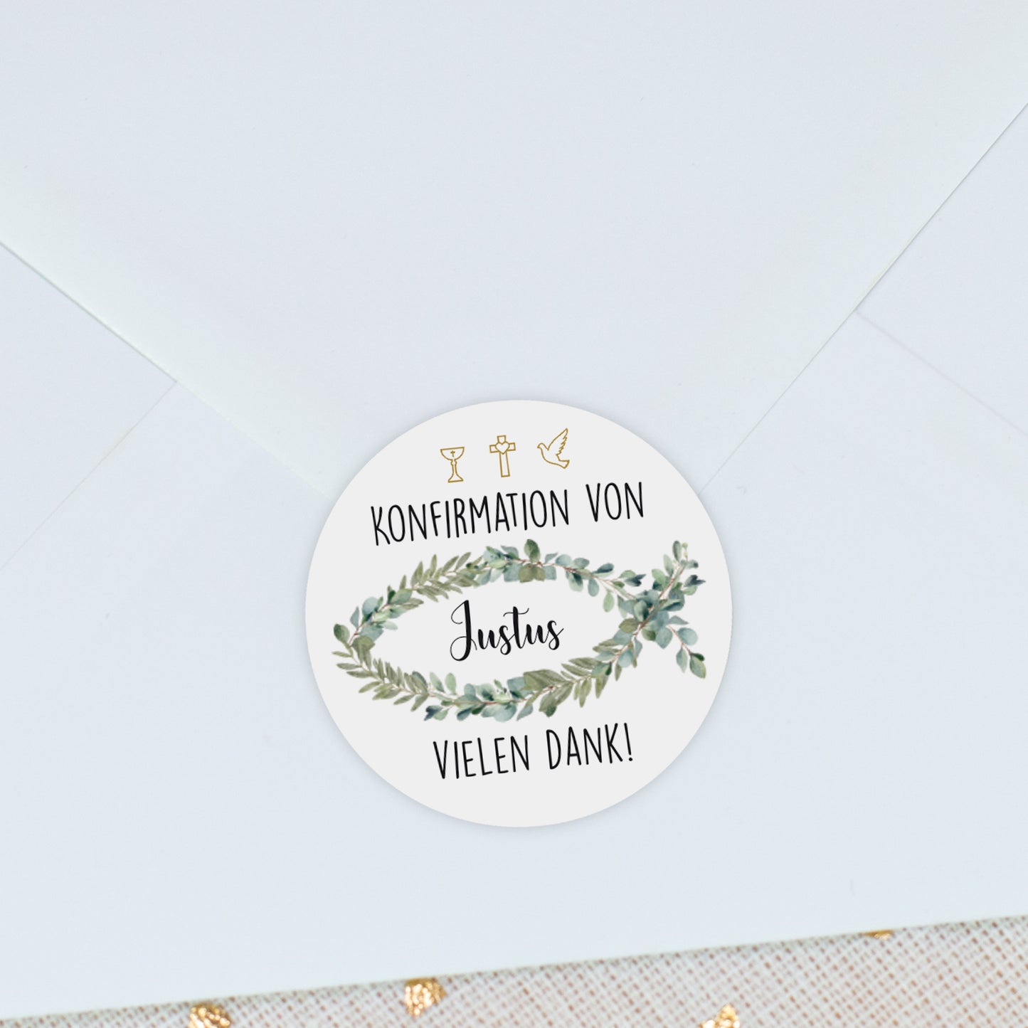 Aufkleber auf hellblauem Umschlag:
Aufkleber zur Konfirmation mit Name Justus und Text „Vielen Dank“, auf hellem Kuvert