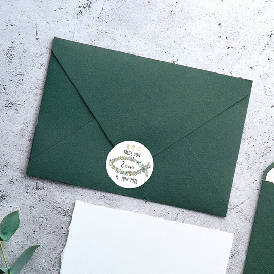 Aufkleber auf grünem Umschlag:
Runder Aufkleber zur Taufe von Emma mit christlichen Symbolen, auf dunkelgrünem Briefumschlag