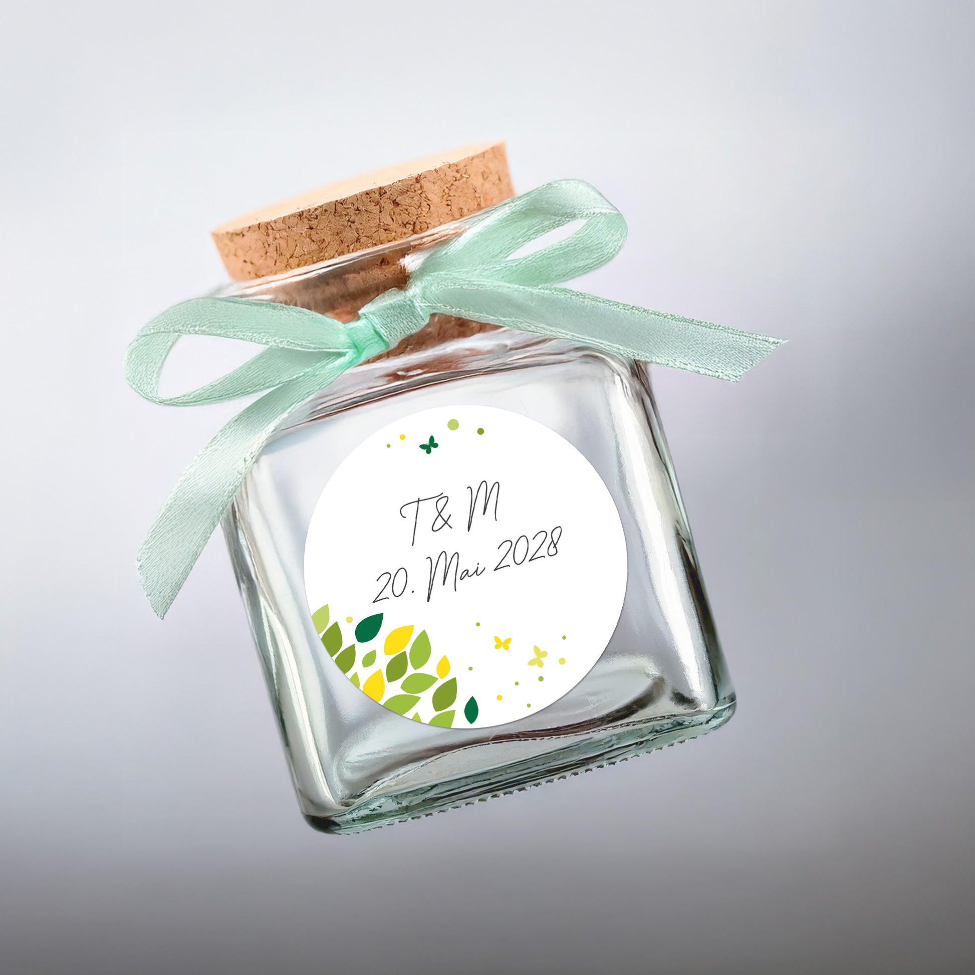 Personalisierter Aufkleber mit Blätter-Motiv auf kleinem Glas mit Schleife