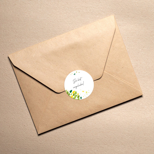 Aufkleber als Siegel auf einem Briefumschlag in Naturfarbe