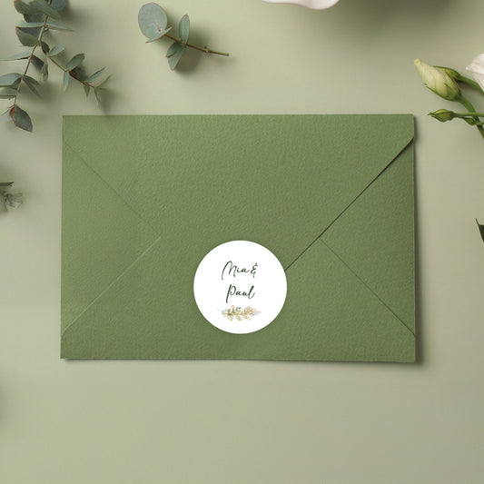 Sticker als Siegel auf einem grünen Umschlag geklebt