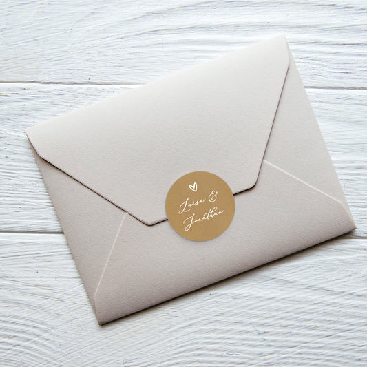 Aufkleber auf Umschlag angebracht – stilvolle Hochzeitsdeko