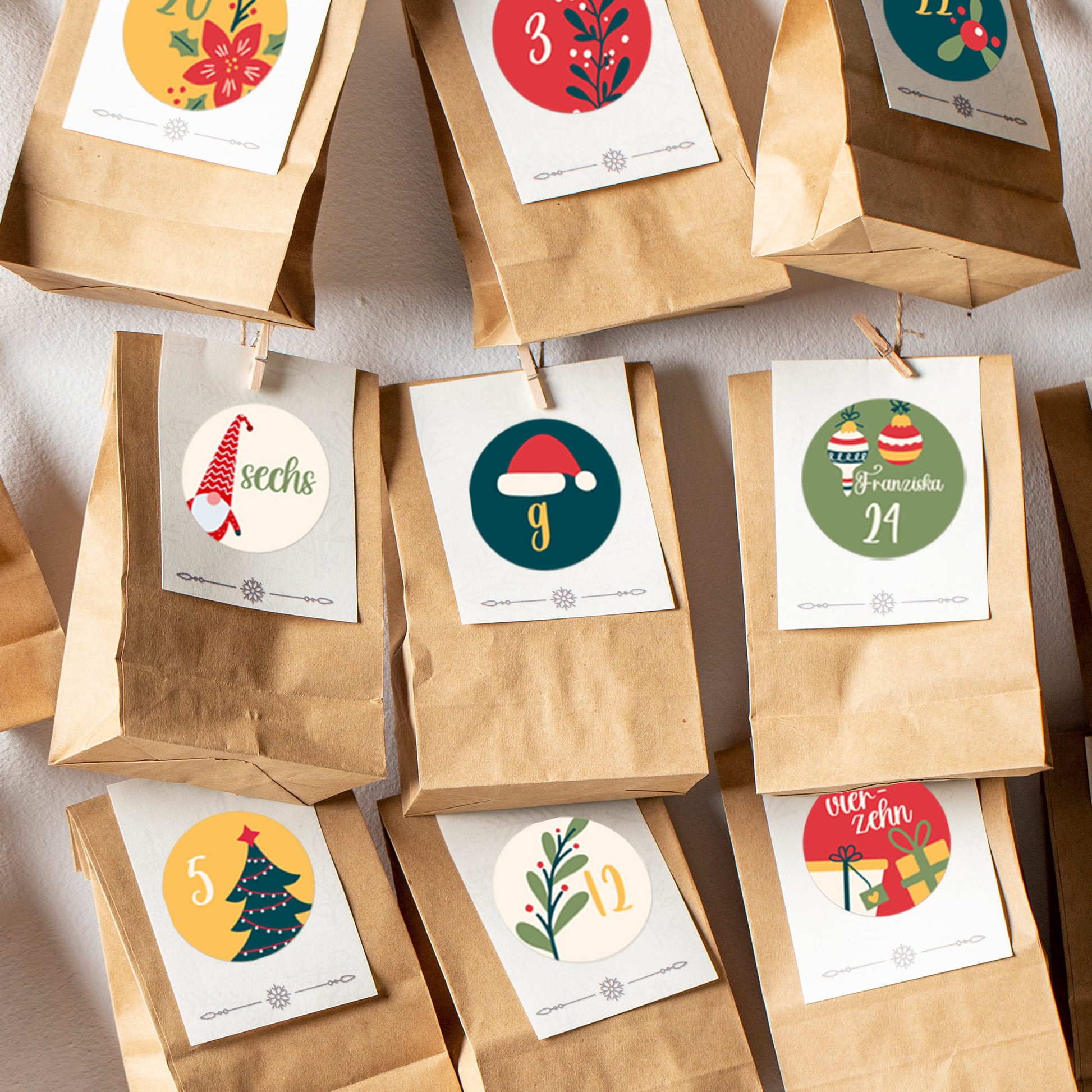 DIY-Adventskalender mit Papiertüten und weihnachtlichen Aufklebern mit Zahlen von 1 bis 24