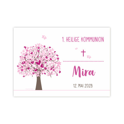 Freigestelltes Banner mit Lebensbaum in Rosa. Text: „1. Heilige Kommunion – Mira – 12. Mai 2028“. Baum aus rosa Blüten und Herzen, ergänzt durch Kreuzsymbol und Punktelement.
