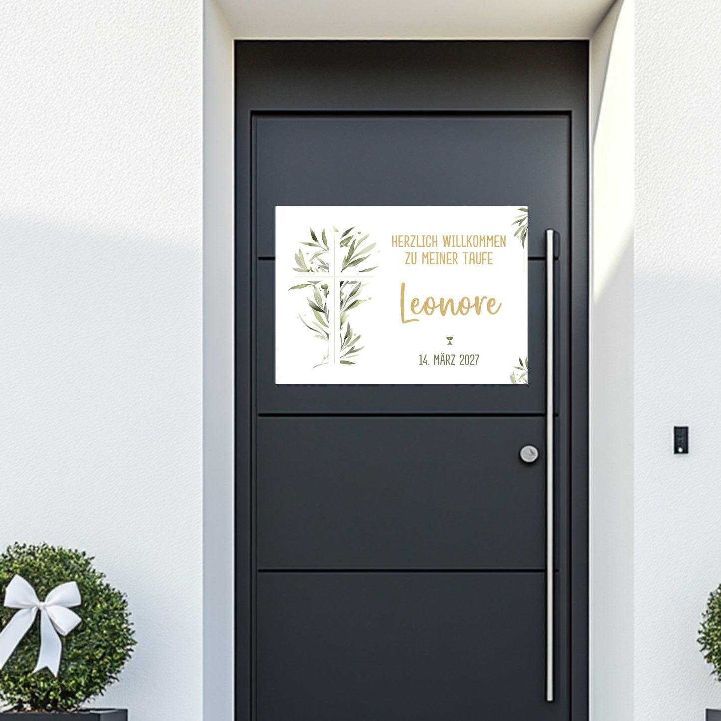 Banner mit Ölzweig-Kreuz-Motiv an einer modernen Haustür befestigt. Beschriftet mit „Herzlich willkommen zu meiner Taufe – Leonore – 14. März 2027“. Christliches Motiv mit Name und Datum personalisiert.