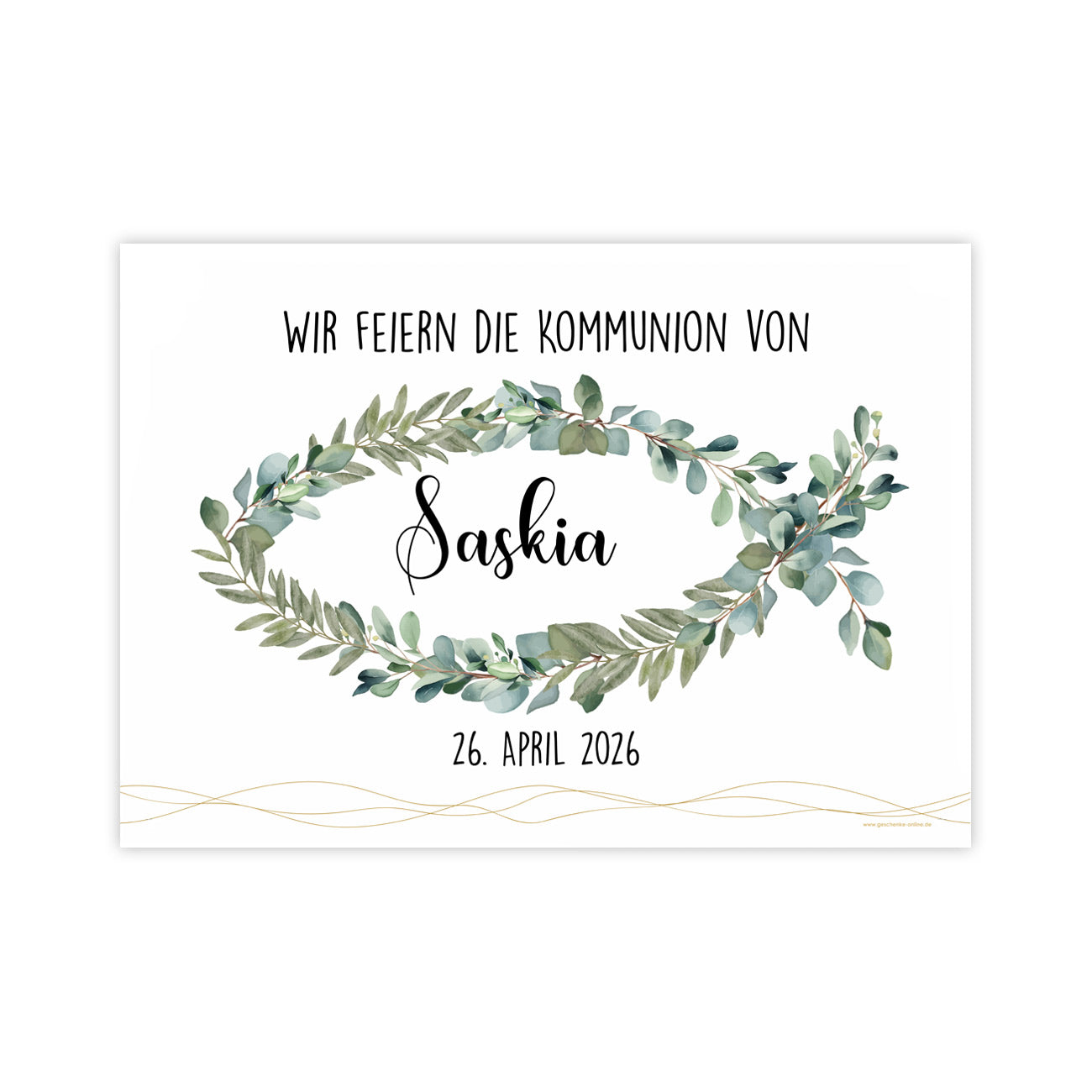 Papierbanner mit christlichem Motiv aus Eukalyptuszweigen in Fischform. In der Mitte steht der Name „Saskia“, darüber der Text „Wir feiern die Kommunion von“ und darunter das Datum „26. April 2026“. Weiße Hintergrundfläche mit goldfarbenen Zierlinien am unteren Rand.