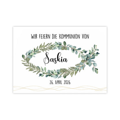 Papierbanner mit christlichem Motiv aus Eukalyptuszweigen in Fischform. In der Mitte steht der Name „Saskia“, darüber der Text „Wir feiern die Kommunion von“ und darunter das Datum „26. April 2026“. Weiße Hintergrundfläche mit goldfarbenen Zierlinien am unteren Rand.