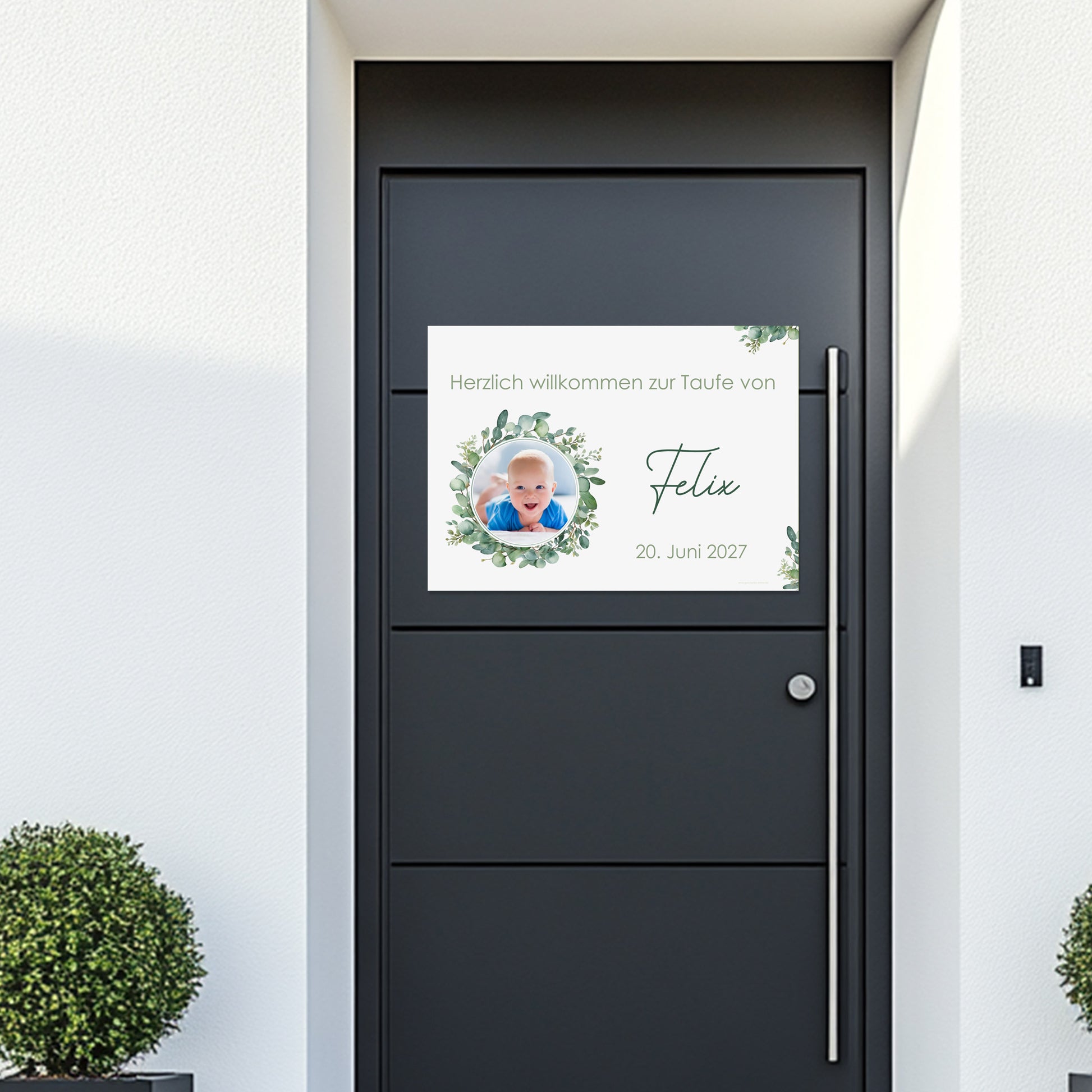 Banner mit Babyfoto im Eukalyptuskranz an einer modernen Haustür. Text: „Herzlich willkommen zur Taufe von Felix – 20. Juni 2027“. Schlichte, elegante Gestaltung mit Namen und Datum.