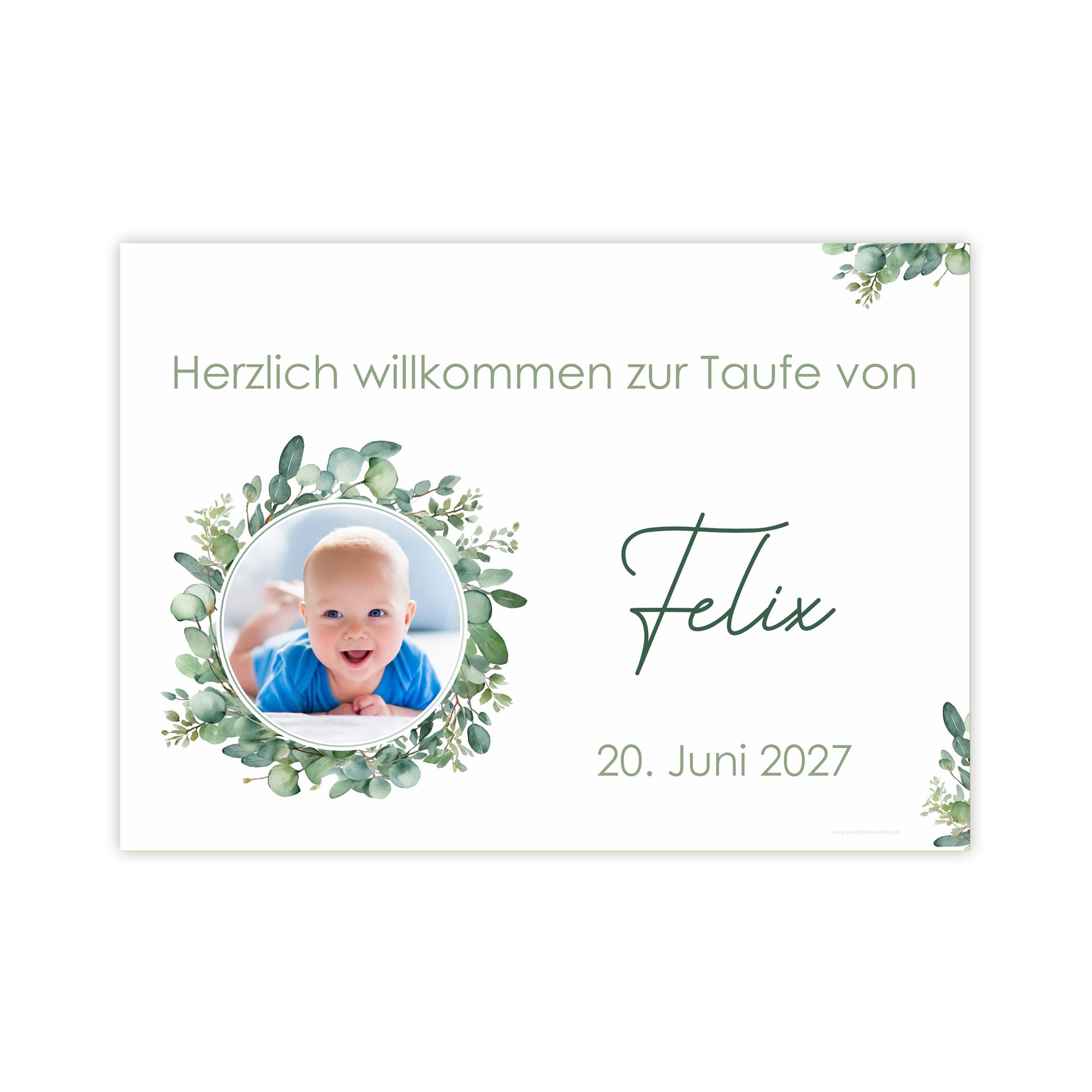 Freigestelltes Banner mit Babyfoto und Text: „Herzlich willkommen zur Taufe von Felix – 20. Juni 2027“. Personalisierbares Eukalyptus-Design mit Platz für Foto, Namen und Datum.