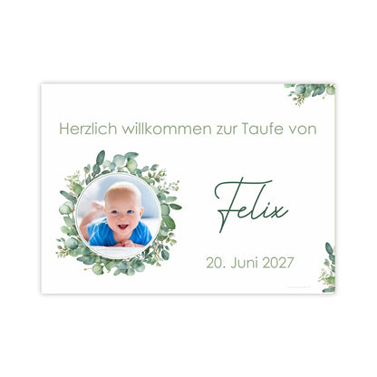 Freigestelltes Banner mit Babyfoto und Text: „Herzlich willkommen zur Taufe von Felix – 20. Juni 2027“. Personalisierbares Eukalyptus-Design mit Platz für Foto, Namen und Datum.