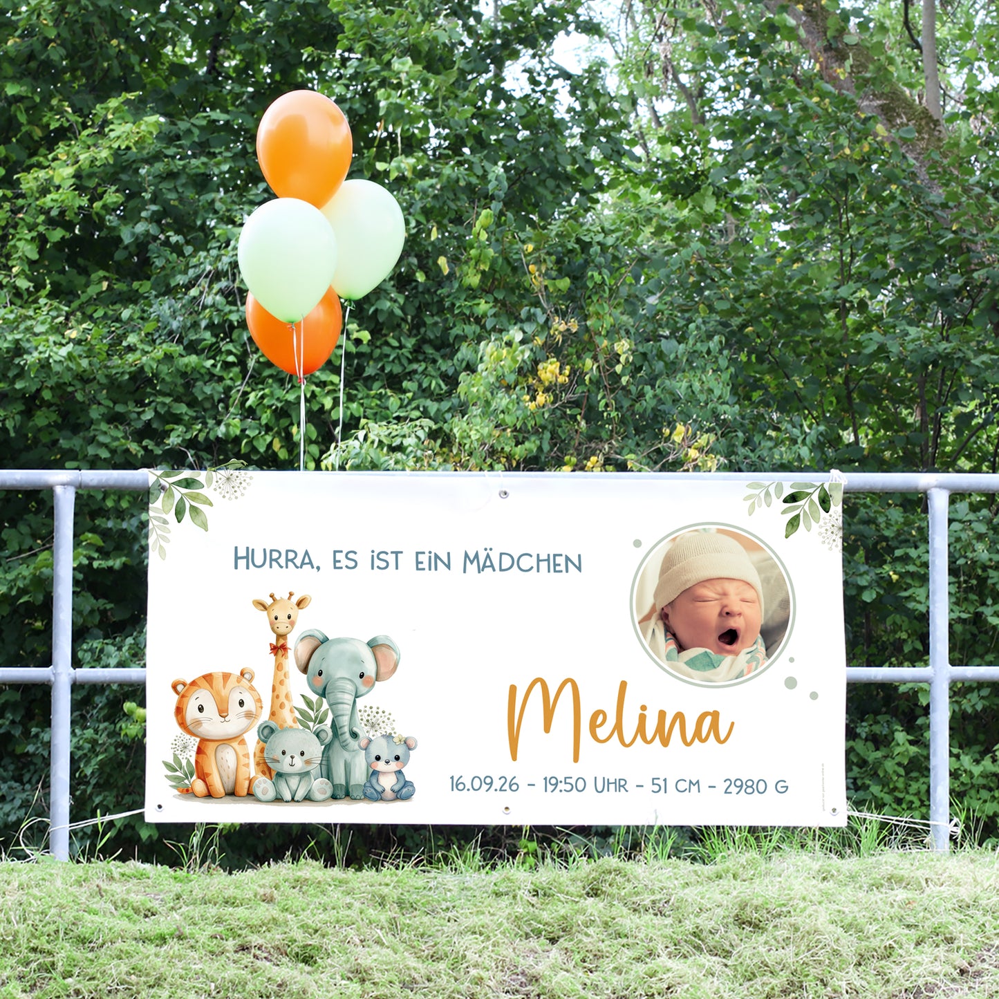 Personalisiertes Geburtbanner mit Tiermotiv, Foto und Name Melina im Außenbereich