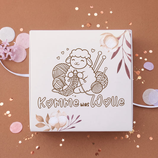 Geschlossene Geldgeschenk Box Komme was Wolle mit Schaf, Wolle und Stricknadeln