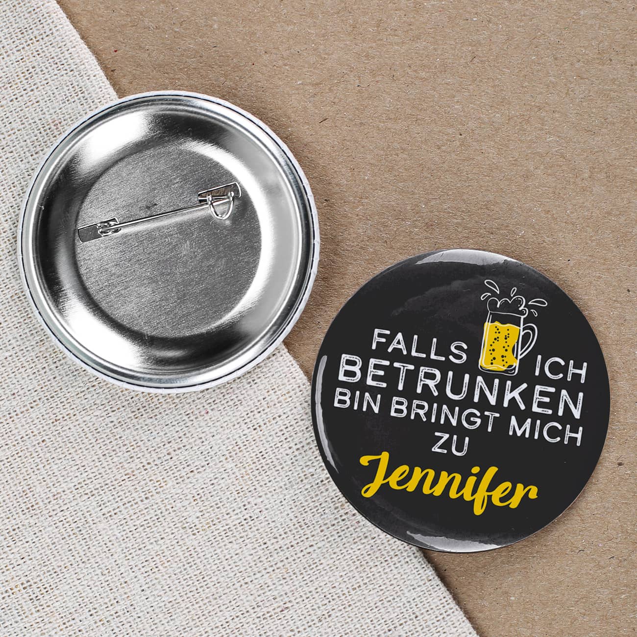 Metallbutton mit Anstecknadel