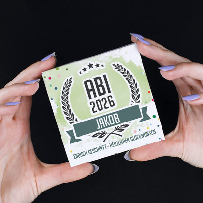 Glückwunsch-Geschenkbox zum Abitur mit Name, Jahr & Wunschtext - in Händen gehalten