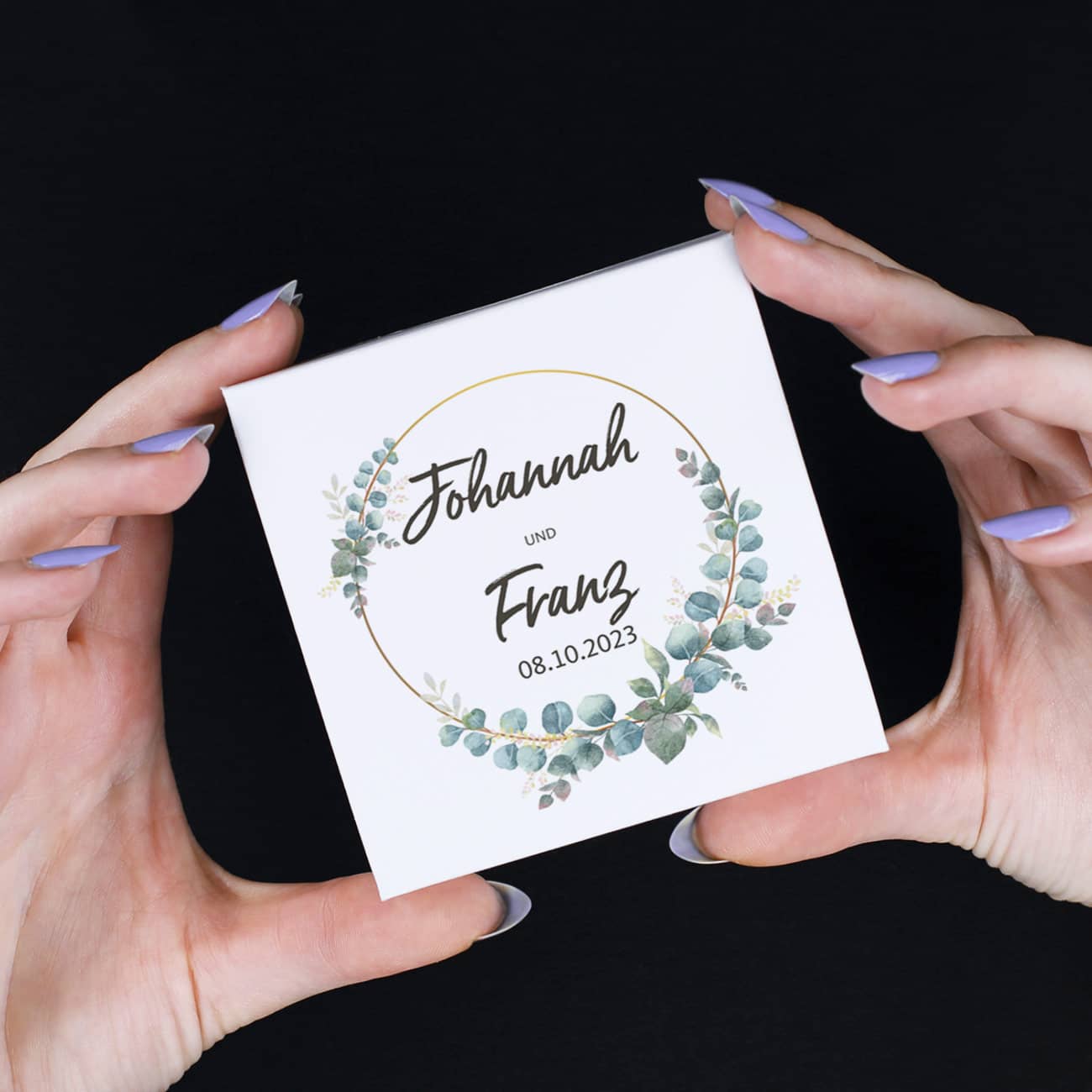 Verpackung mit Eukalyptusmotiv, Namen des Brautpaares und Datum