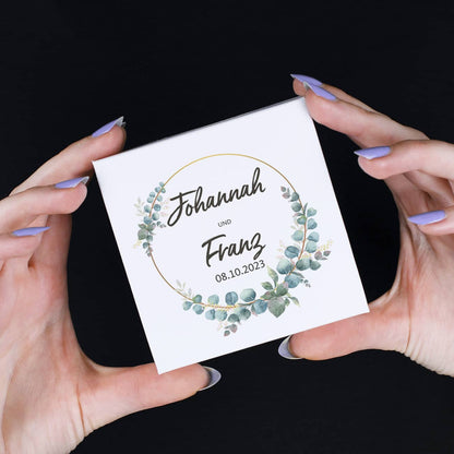 Verpackung mit Eukalyptusmotiv, Namen des Brautpaares und Datum