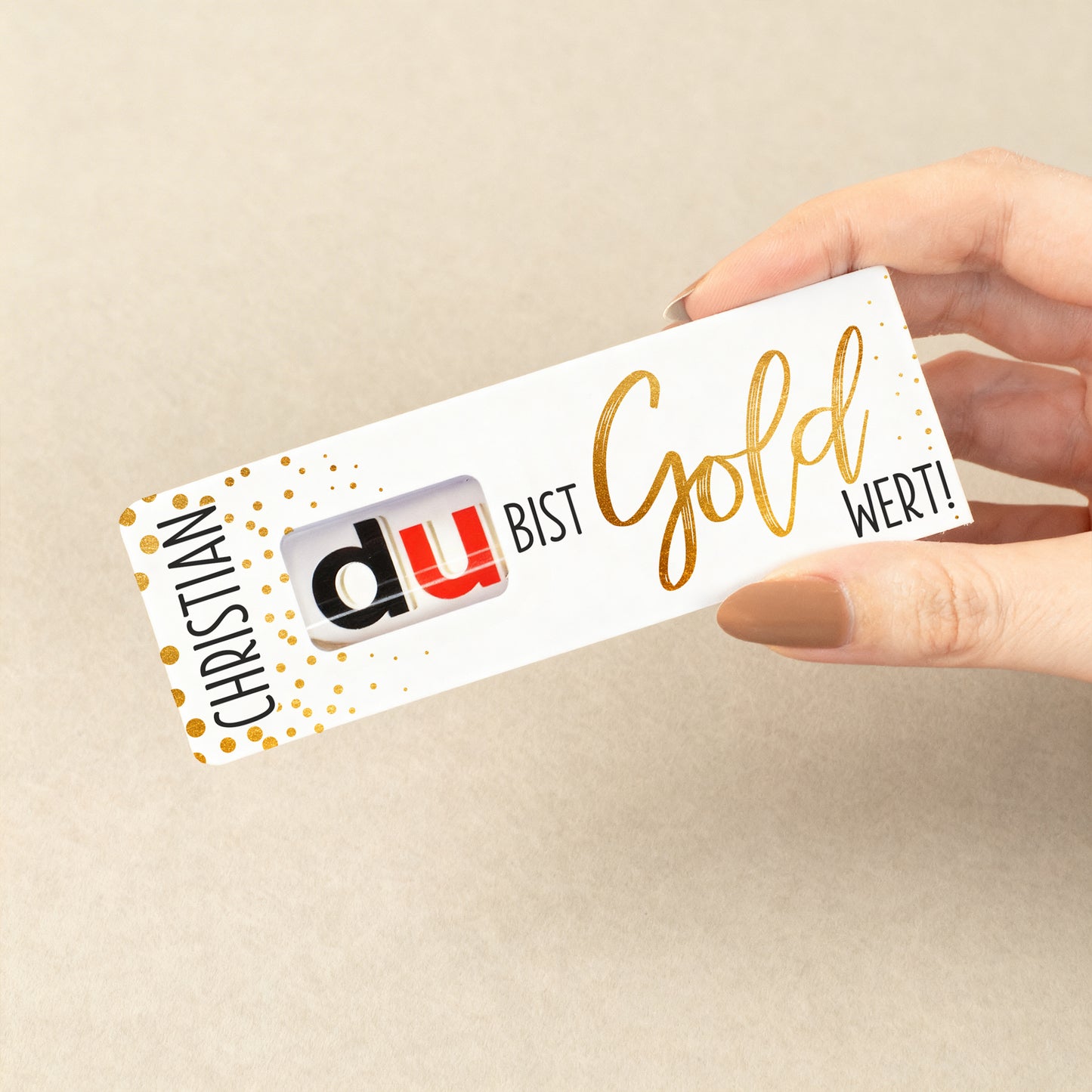 duplo Riegel mit personalisierter Verpackung auf dekoriertem Untergrund mit Konfetti