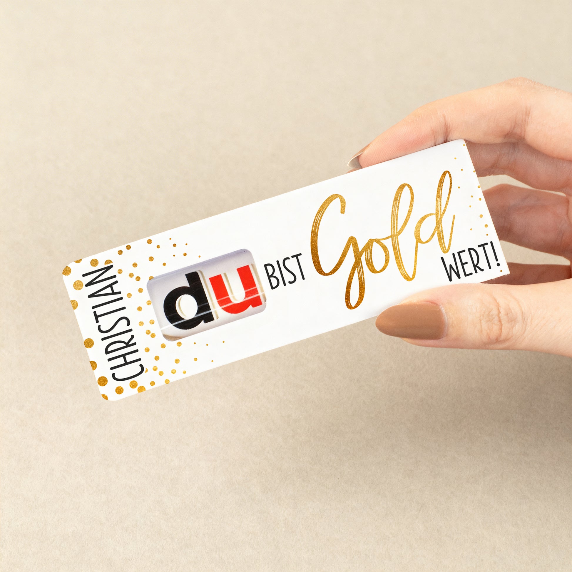 duplo Riegel mit personalisierter Verpackung auf dekoriertem Untergrund mit Konfetti
