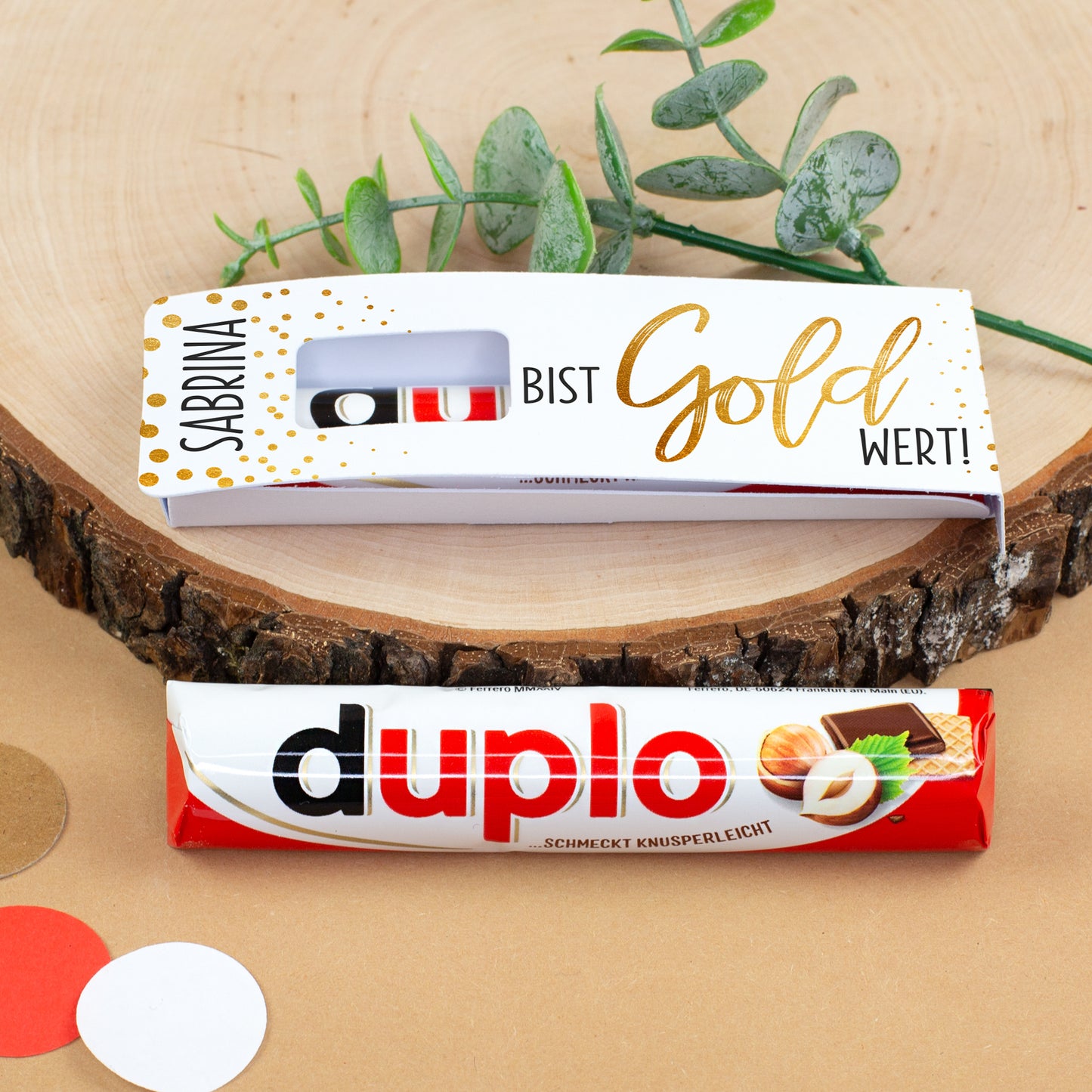 duplo Geschenk mit individueller Verpackung auf Holzscheibe mit Dekoration