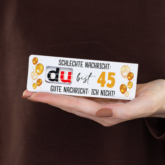 personalisierte duplo Geschenkverpackung mit Alter 45 wird in der Hand gehalten